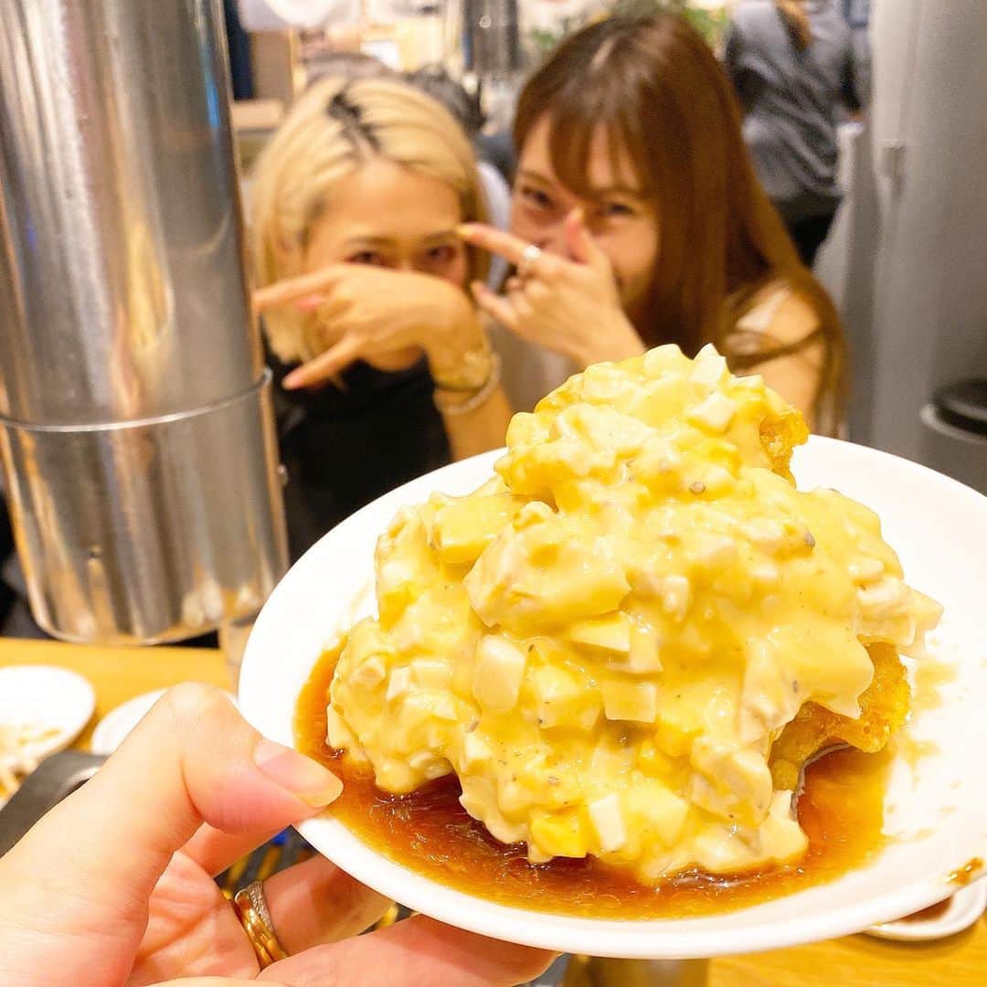 Mika Jimboさんのインスタグラム写真 - (Mika JimboInstagram)「【渋谷のリピ店 チキンキッチン】﻿ ﻿ 何回も行ってるけど、渋谷の#チキンキッチン 🐔大会出てた時も食べるものに困った時行ってたなー🤪﻿ ﻿ ﻿ 鶏肉の焼肉屋さん！鶏肉ってどうしても生肉で写真撮ると不気味だから写真撮ったやつはサイドメニュー🤩﻿ ﻿ 一番おいしい"チキン南蛮"はマスト頼み🥳﻿ あとは味噌にぎりの卵黄のせ🐔🐔🐔﻿ ﻿ あー美味しかった。﻿ 三人で食べて(二人お酒飲んでた)一人¥3,500くらいだったよ💰﻿ ﻿ まあ、ここはまた行くよね🐣﻿ 写真は美女を最後に載せたのでぜひご覧ください👀  #渋谷区#渋谷飯#渋谷ごはん#渋谷ディナー#渋谷グルメ#shibuya#渋谷スクランブルスクエア#チキンキッチン渋谷#ダイエット#鶏肉焼肉#鶏焼肉#食べログ#食べ歩き#東京のうまいメシシリーズ #渋谷ストリーム」7月6日 14時19分 - mikajimbox