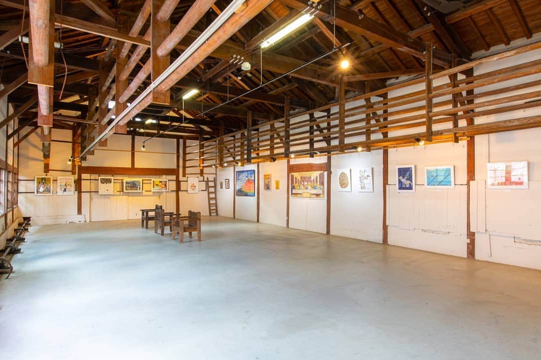 のインスタグラム：「.﻿﻿ ◎mt art project at MONNE PORTE﻿ ﻿ こんにちは☀️﻿ ﻿ 今回は会場内の様子をご紹介します👀﻿ ﻿ モンネポルトは過去にmtスクールを開催した場所でもあるんです！﻿ なので、所々に当時貼ったテープが残っていたりします。﻿ ﻿ ぜひ探してみてください☺️﻿ ﻿ #mt #mtmaskingtape #mtマスキングテープ #mtイベント #mtartproject #モンネポルト #monneporte #monnéporte #カモ井加工紙」