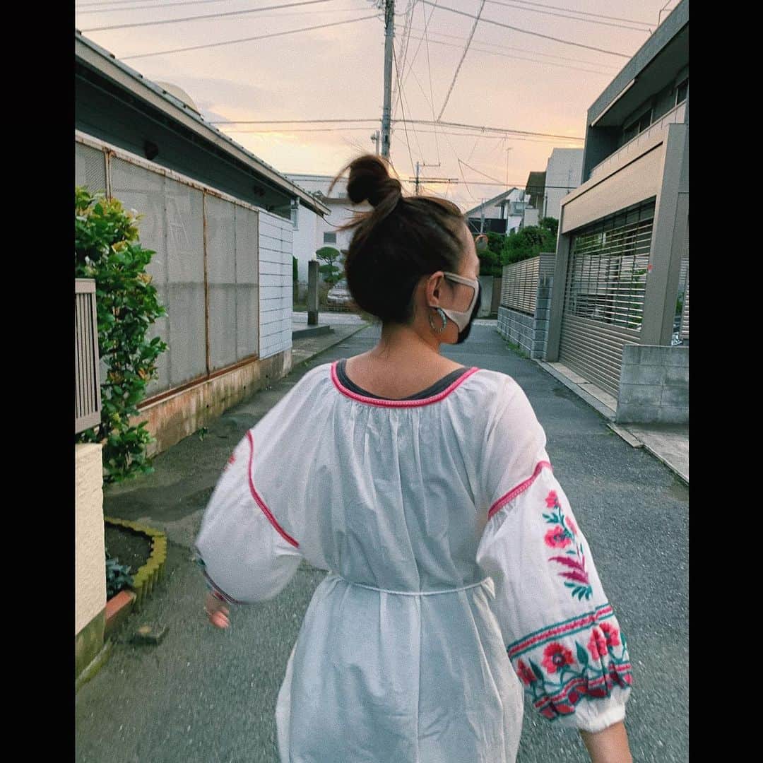 sayocoのインスタグラム：「Sunday evening mood🌅🌿 こういう刺繍の服集めがち」