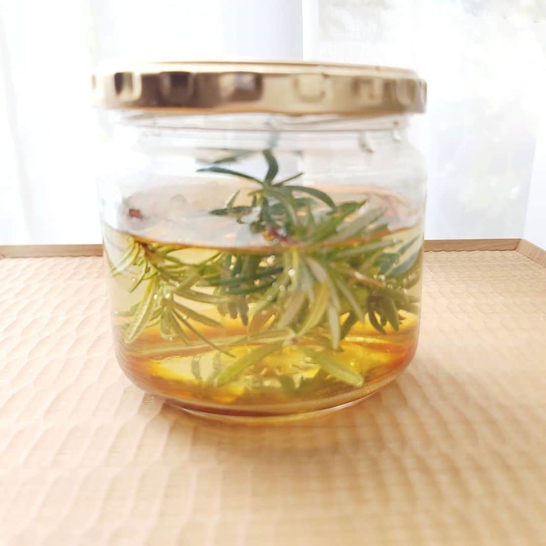 のインスタグラム：「* ローズマリー酵母で食パン。  庭に植えてあったローズマリーで 酵母を起こしてみました。 . 📷１枚目 ローズマリーと水とはちみつを ビンに入れて放置 . 📷２枚目 数日後危険そうな色になる けどいい香り 弱々しいけどぷくぷく . 📷３枚目 10日後ぐらいに出来上がった酵母で 中種から食パン焼いたよ  ちょっと酵母の力が弱くて ふくらみが少なかったけど 甘くてふんわりおいしいパンが焼けた。  酵母って難しいけどおもしろい。  #ローズマリー酵母  #🍞 #食パン #天然酵母 #自家製酵母 #天然酵母パン作り #妊娠糖尿病 #糖尿病食 #血糖値コントロール #パン活 #パン作り #ヘルシーパン #パンとうつわを焼く女 #妊娠後期  #臨月妊婦 #マタニティライフ  #さかいさんちのごはん #暮らしにゆとりを」