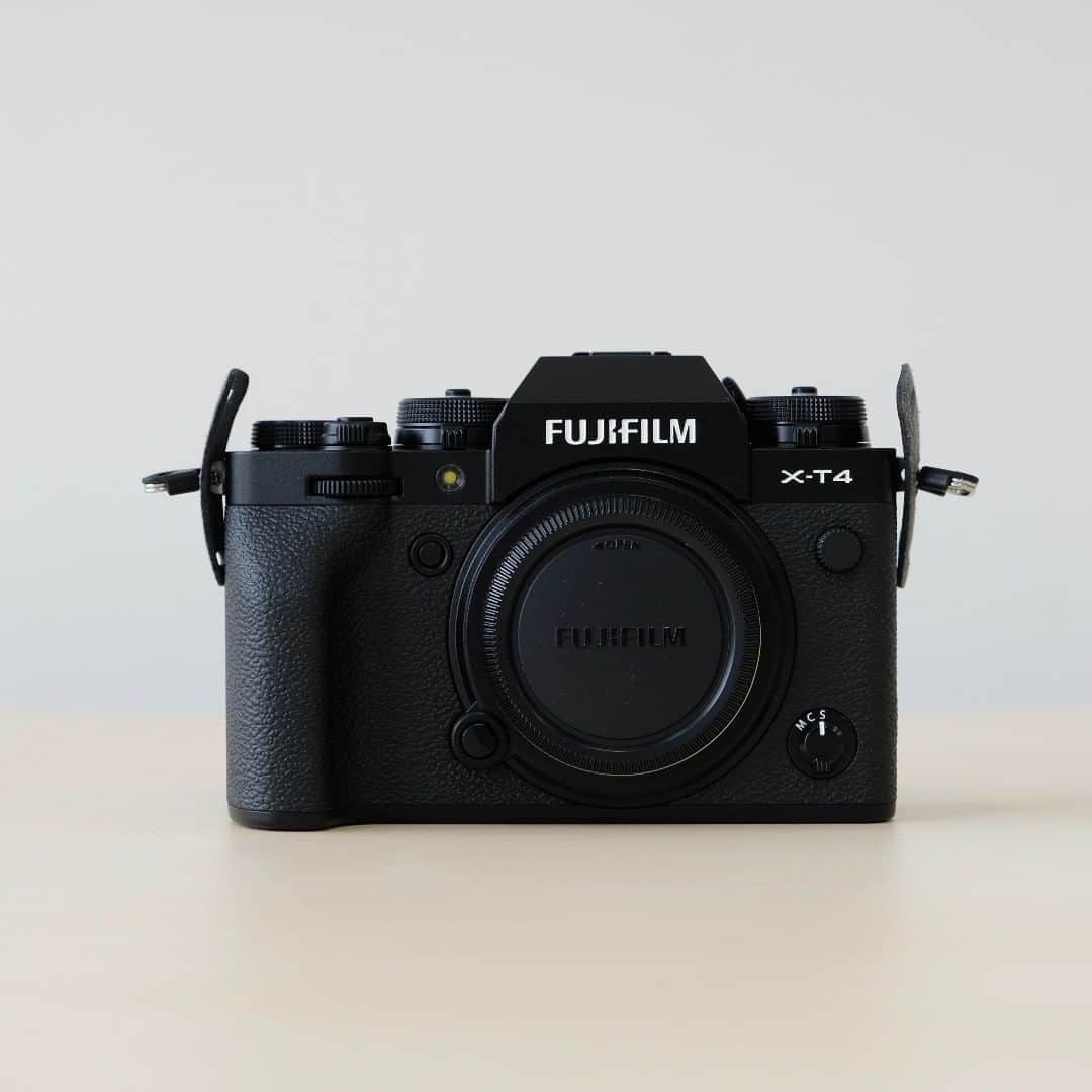松村太郎のインスタグラム：「New Gear! #FUJIFILM #XT4 #fujifilm_xseries  カメラを買い換えたの、何年ぶりだろう…。開封した段階で、ストラップの金具の音を軽減するヤツが取り付けられていたので、こんな状態。とりあえず、充電器が付属していないようです。」