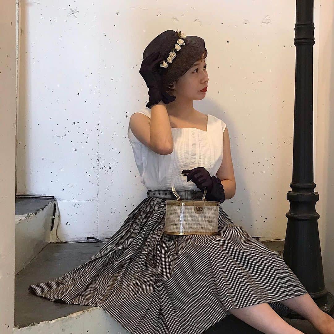NUTTY Vintage&Collectibleのインスタグラム：「🥀NEW ARRIVAL🥀 ㅤㅤㅤㅤㅤㅤㅤㅤㅤㅤㅤㅤㅤ ☑︎50's romantic white cotton pintack desigin blouse ㅤㅤㅤㅤㅤㅤㅤㅤㅤㅤㅤㅤㅤ　 ひかえめで繊細なタックデザインは 一枚でさらりとお上品に、 . ロマンティックに着こなして...🕊  ------------------------------------- 🛍NUTTY通販について🛍 ------------------------------------- ◎掲載商品は全て通販可能となっておりますので、詳細はDMにてお気軽にお問い合わせくださいませ。また、ONLINE STOREに随時商品を掲載しております。商品詳細も記載しておりますので、是非ご利用くださいませ。 🔎 http://nutty.theshop.jp/ （ プロフィールページURLよりjump🕊） ㅤㅤㅤㅤㅤㅤㅤㅤㅤㅤㅤㅤㅤ ◎ご自宅でもお買い物をお楽しみいただけるVIDEO CHAT SHOPPING📺テレビ電話をお繋ぎして、リアルタイムでご案内いたします。詳細は過去の投稿をご覧ください。」
