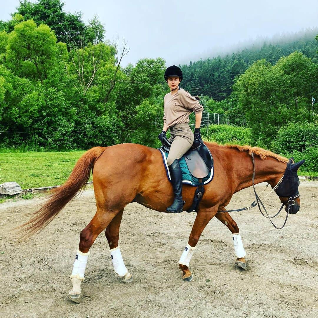 アンドレア・オズヴァルトさんのインスタグラム写真 - (アンドレア・オズヴァルトInstagram)「Hé, fordítva ülsz a lovon! 🐴 #horseriding #horsebackriding #horsebackrider #horsebackridingbacktofront #lovaglás #andareacavallo」7月6日 14時57分 - andreaosvart