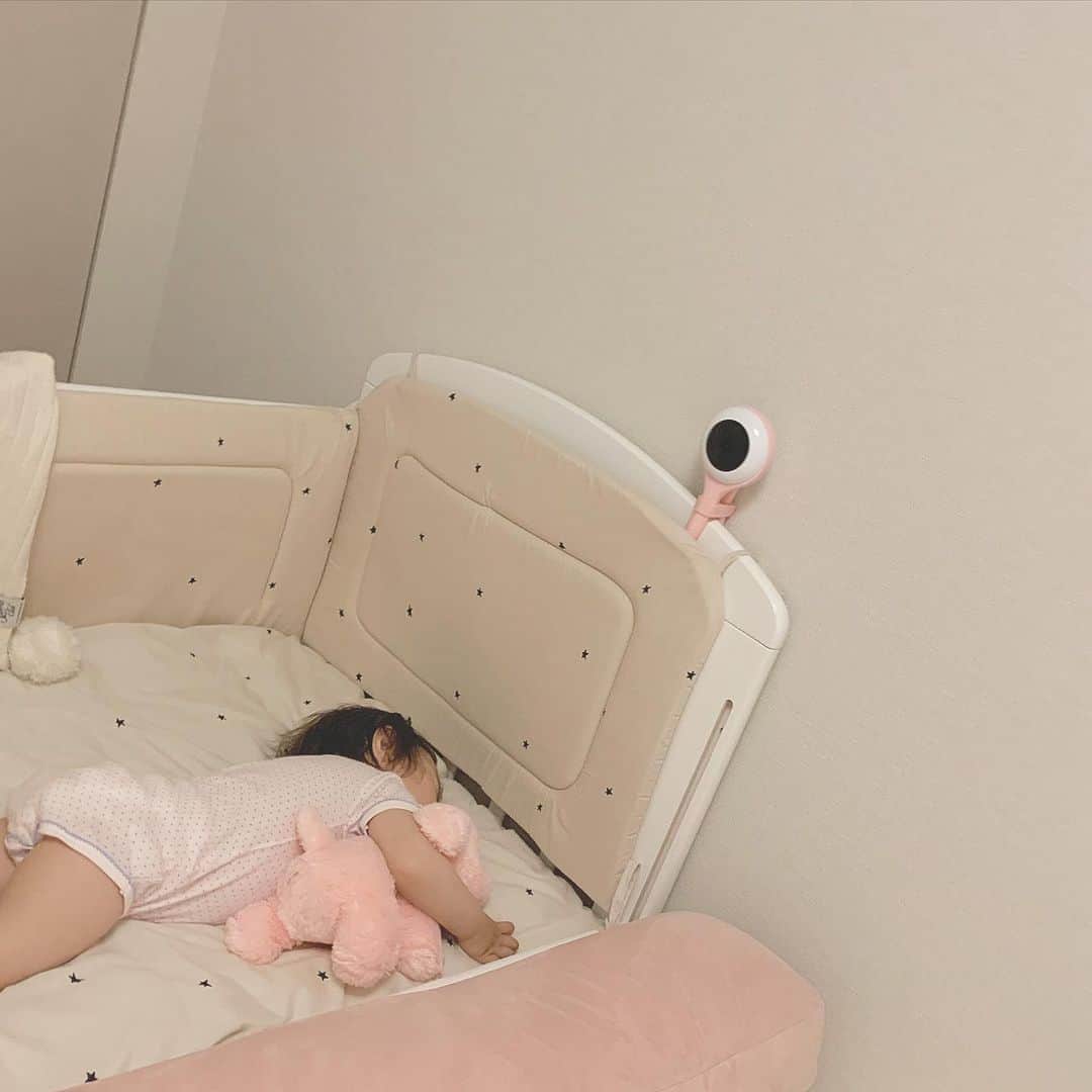 のインスタグラム：「お昼寝中💤　 この前ストーリーにもあげてた @lollipopbabycamera ♡ ・ 寝てる姿をスマホで確認できるから安心して家事できる📱♡ キャンディーみたいで可愛いデザインに一目惚れ🍭✨ . 付属品で壁にはれるのもあるのでベビーベットとかなくても使える🙆🏻‍♀️◎ ・ 私はAmazonで買いました🛒🌈 #ベビーモニター #lollipopbabymonitor #lollipopbabycamera  #lollipopbabycam」