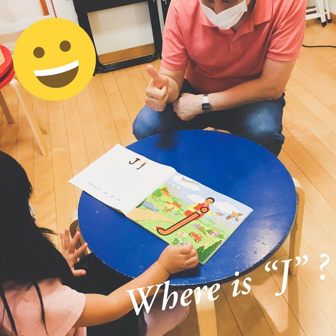 ユーロ英会話クラブのインスタグラム：「【キッズクラスレッスン📕】﻿ ﻿ この日のRedクラスの一コマ😊﻿ ﻿ 絵本を開いて“Ｊ”を探しています。﻿ ﻿ 例えば・・・”Jam!”🍓﻿ ﻿ 見つかったみたい✌️﻿ ﻿ ＝＝＝＝＝＝＝＝＝＝＝＝＝＝﻿ サチフル英会話クラブ﻿ http://sachifull.com/﻿ ☎0561-58-9450（代表） ﻿ 長久手本校 (長久手アピタ北側出口　徒歩1分)﻿ ●ベビークラス●キッズクラス●大人クラス﻿ 東浦校 (石浜駅　徒歩3分)﻿ ●キッズクラス●大人クラス﻿ ＝＝＝＝＝＝＝＝＝＝＝＝＝＝ ﻿ ﻿ #英語 #英会話 #英会話教室 #英会話スクール #キッズ英会話 #キッズイングリッシュ #英語の勉強 #べびー #ベビー #子供 #子ども #キッズ #学生 #英会話初心者 #英語の勉強垢 #子供英会話 #社会人の勉強垢 #海外旅行 #留学 #studyenglish #instastudy #長久手 #東浦 #サチフル英会話クラブ #サチフル #2020年 #キッズレッスン #lesson #レッスン #絵本」