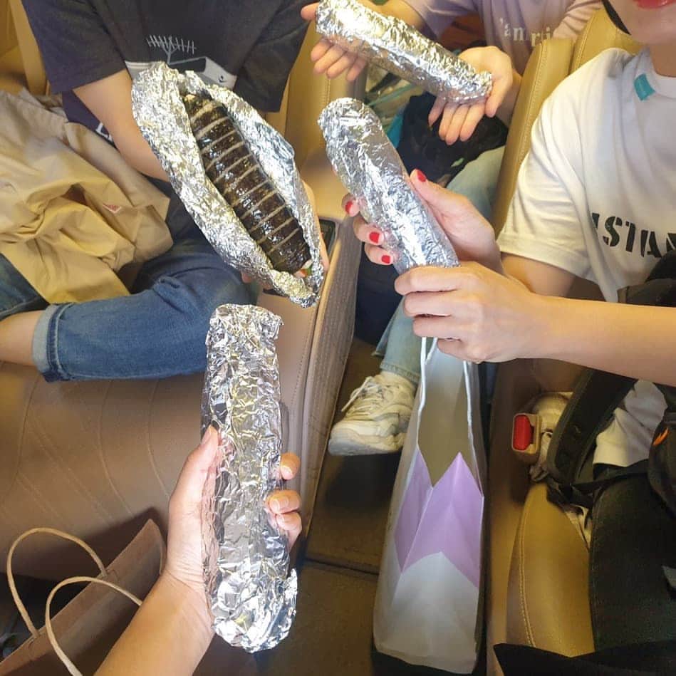 ハン・イェリのインスタグラム：「자현언니가 직접 싸준 김밥! 너무 맛나다. 난 참 복도 많지.ㅠ」