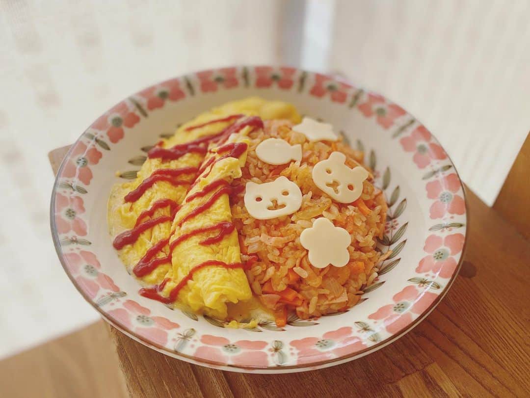 川村海乃のインスタグラム：「最近の卵料理たち どちらも家族に作ったやつ。 自分のためより家族向けのがちゃんと盛り付けるこの現象...！ #ランチ#可愛いご飯#めざしてます#卵料理」