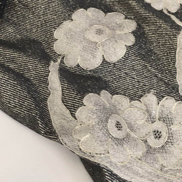 アレクシマビーユのインスタグラム：「J-1 Haute Couture virtual show / dream is in process / atelier soundtrack @alexismabille #alexismabille #alexismabillehautecouture #atelier #sewing #needles #needlework #handcrafted #craftmanship #main #petitspoints #couture #sewingmachine #machinesound #lace #goldmace #metallic #lame #preview #details #surprise #showtime #showmustgoon #catwalk #fashionshow #defiledemode #parislamode #fhcm #parisfashionweek #hautecoutureweek」