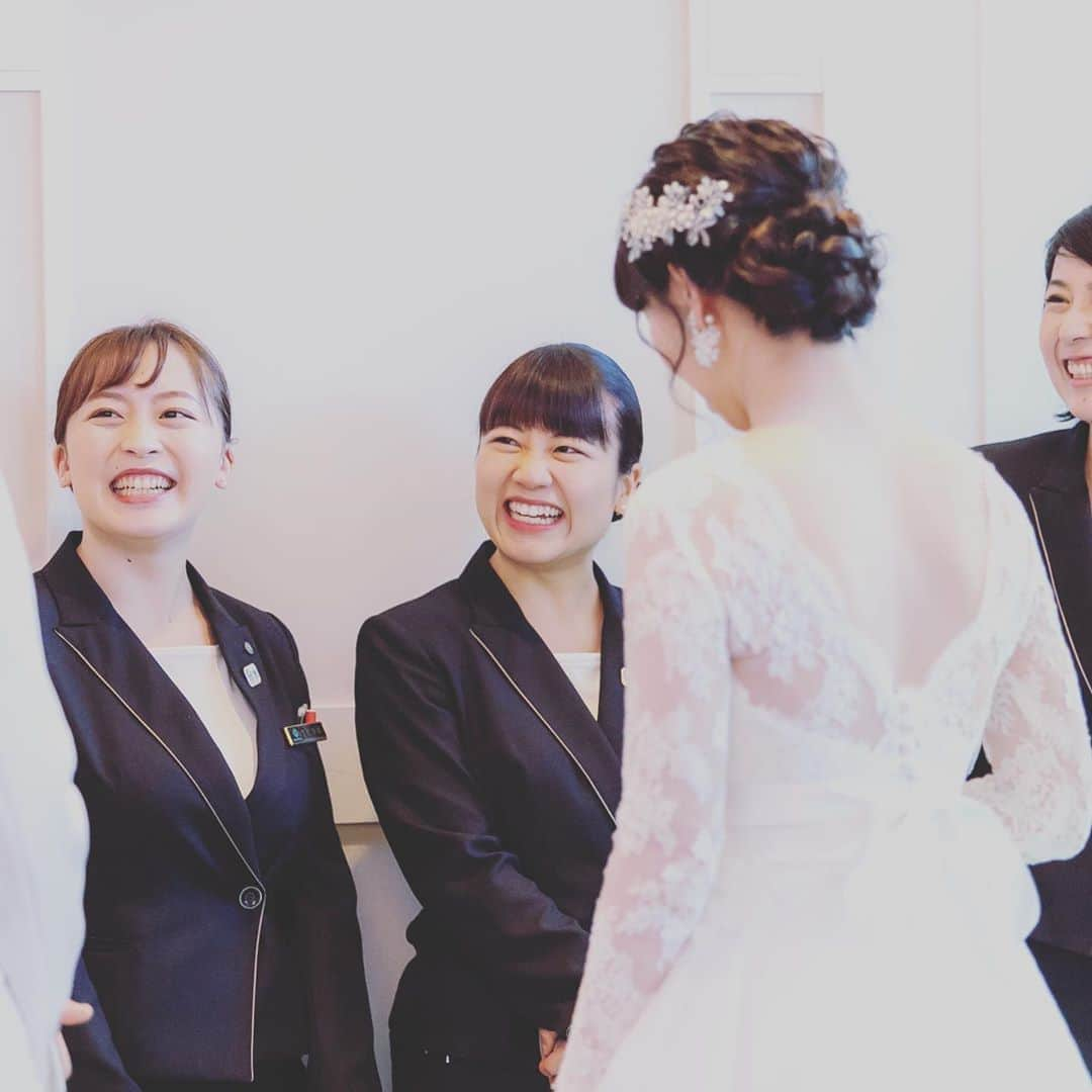 ロゼアンシャルム/Roseun Charmeさんのインスタグラム写真 - (ロゼアンシャルム/Roseun CharmeInstagram)「. フロントスタッフ&新郎新婦さま❤️ . ロゼアンシャルムは、結婚式当日前日のご宿泊も充実しております(*≧∀≦*) お打ち合わせの際にご相談くださいね♪ . . ロゼアンシャルムでご結婚式をされた方は、グレイスプレミアム会員さまになって頂けます。 . ご宿泊や、結婚記念日ディナーなど、様々な特典もあるので、ぜひぜひまた遊びに来てください♪(о´∀`о) . . . . オリジナルウェディングをご紹介中♪ プロフィールからHPをcheckしてね @roseuncharme  . . . #RoseunCharme #新横浜グレイスホテル#ロゼアンシャルム #新横浜 #新横浜結婚式 #横浜結婚式 #結婚式 #プレ花嫁 #プレプレ花嫁 #プレ花嫁さんと繋がりたい #全国のプレ花嫁さんと繋がりたい #ホテル婚 #ロゼ嫁 #2020秋婚 #2021春婚 #marry花嫁 #入籍 #プロポーズ #カップルさんと繋がりたい #はーと #ホテルウェディング#コロナに負けるな #ホテルスタッフ」7月6日 15時18分 - roseuncharme