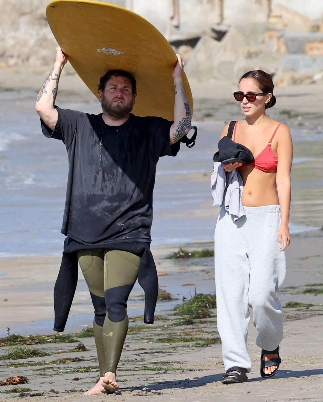 Just Jaredさんのインスタグラム写真 - (Just JaredInstagram)「Jonah Hill enjoys a day at the beach with fiancée Gianna Santos! #JonahHill #GiannaSantos Photos: Backgrid」7月6日 15時18分 - justjared