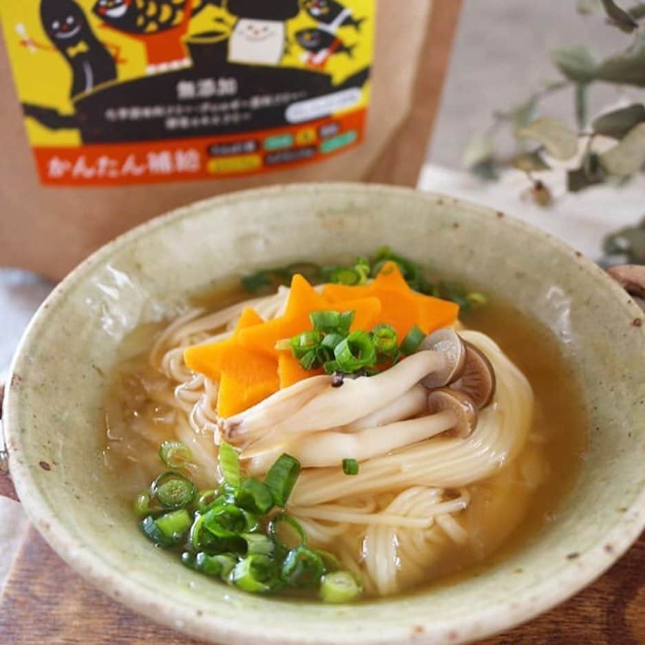 ドクターズナチュラルレシピのインスタグラム：「商品をタップすると商品が購入できます☝🍃⁣ ーーーーーーーーーーーーー⁣ ⁣ 【撮影： @maru_0826 さん 】⁣ 『 #なないろ栄養おだし 』を使用して⁣ 「 #にゅうめん 」を作ってくださいました✨⁣  お野菜などを星型にくり抜けば、⁣ お子様の #七夕 メニューにいかがですか？🎋🌠⁣ .⁣ ＜レシピ＞⁣ 材料（1人前）⁣ ・なないろ栄養おだし…1パック(お好みの濃さで出汁をとっておく)⁣ ・玉ねぎ…適量(みじん切り)⁣ ・お好みの野菜(人参やしめじ等)…適量⁣ ・醤油…適量⁣ ・砂糖…適量⁣ ・青ねぎ…適量⁣ ⁣ ①なないろおだしのだし汁に、玉ねぎのみじん切り、醤油と砂糖を少し加え、人参やしめじも加え火を通す。⁣ ⁣ ②野菜が柔らかくなったら、素麺を加えて（別茹ででも可）2分程茹でたら完成✨⁣ ⁣ お好みでネギをちらしても美味しいですよ♪⁣ ⁣ 栄養たっぷりのなないろ「栄養おだし」の旨味を活かした優しい味わいで、⁣ 食欲がないときや、お子様のお昼ごはんにもすぐできるメニュー✨⁣ ⁣ お野菜と素麺を細かく刻めば、離乳食としても☺️⁣ ⁣ みなさんもご家庭で作ってみてくださいね♪⁣ ⁣ 詳細はプロフィールのURLをご覧ください✨⁣ ☞@dr.s_natural_recipe ⁣ ⁣ ⁣ #ドクターズナチュラルレシピ #drsnaturalrecipe⁣ #アンファー #angfa⁣ #グルメ #レシピ #ヘルシー #健康 #おうちごはん #子育て #育児 #食育 #無添加 #だしパック #今日のごはん #ママごはん #出汁 #素麺 #お弁当 #食物繊維 #お出汁 #だし #子どものいる暮らし#成長 #栄養補給 #アレルギーフリー #七夕ごはん」