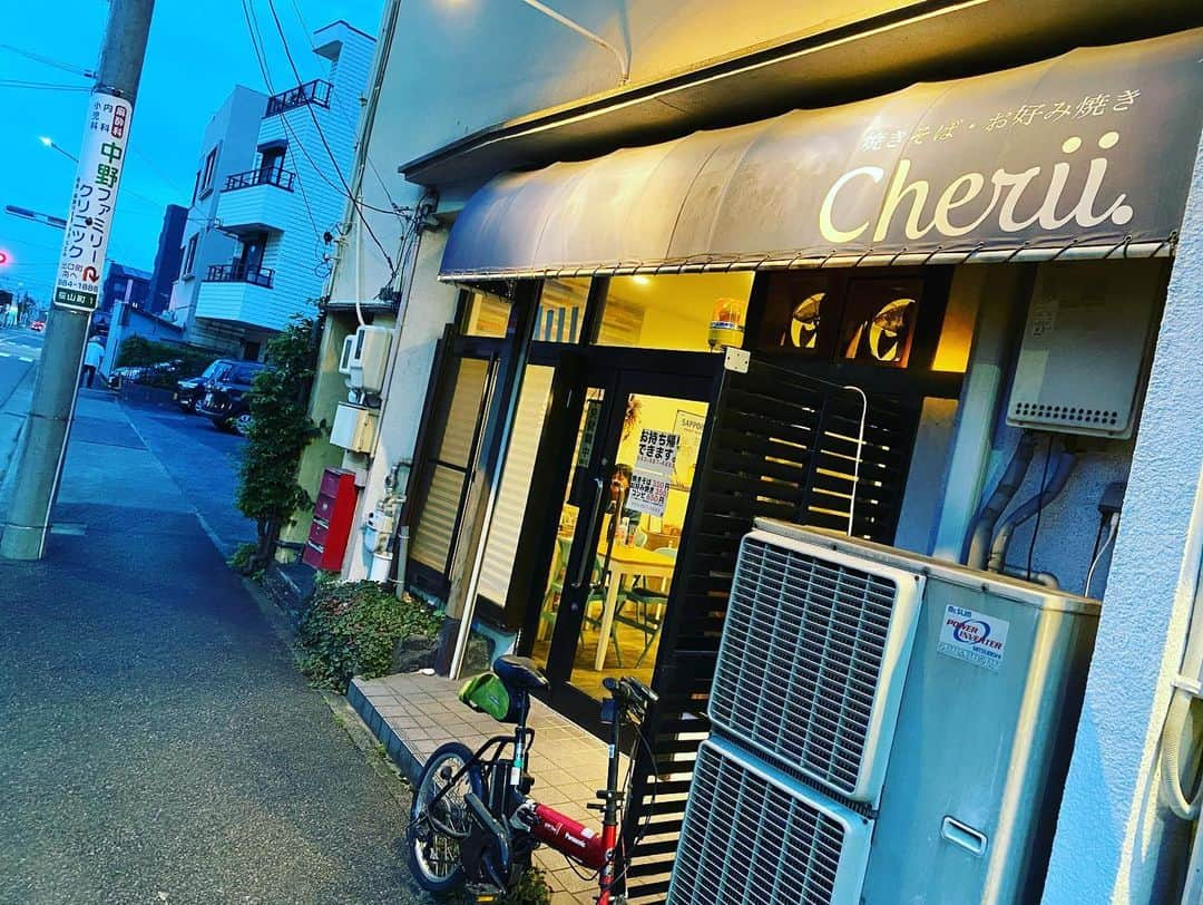 倉橋友和さんのインスタグラム写真 - (倉橋友和Instagram)「【名古屋テイクアウト 80】チェリィ（桜山） これぞテイクアウトの王道コンビ！両方とも味わえてコスパ満点です💯プロの腕と強い火力の鉄板で作る、焼きそば&お好み焼き。シンプルなメニューですが、やはり家庭で作る味とはどこか一線を画す、職人の魂を感じるのは私だけではないはずです🍳👩‍🍳@aya.44917  名古屋市昭和区桜山町1-12-1 052-887-6883  #昭和区 #テイクアウト #昭和区テイクアウト #名古屋テイクアウト #桜山テイクアウト #cherii #チェリィ #焼きそば #やきそば #お好み焼き #おうち時間 #おうちご飯 #メーテレ #アナウンサー #倉橋友和 #倉めし #倉めしテイクアウト #3密を避けて #stayhome #stayathome #コロナに負けるな」7月6日 15時41分 - nbn_kurahashi