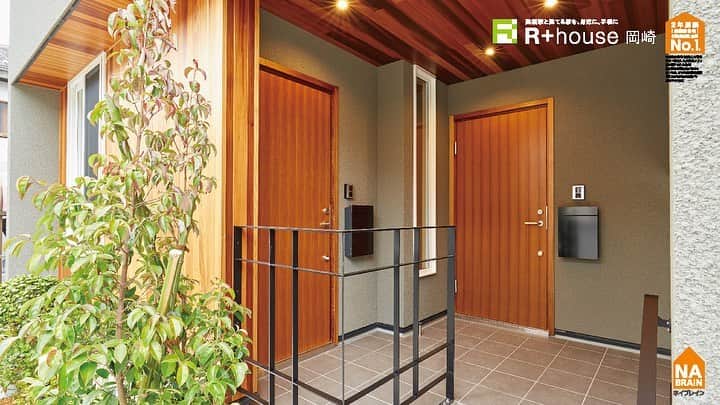 株式会社ネイブレインさんのインスタグラム写真 - (株式会社ネイブレインInstagram)「R+house 岡崎 アトリエ建築家と建てる家 ・ 「二世帯住宅 チョコレートブラウンをアクセント 落ち着いたLDK」 ・ ・ ・ #家づくりアイデア #アールプラスハウス岡崎 #アイアン手すり #グレーのおうち #木のおうち #おしゃれなおうち #リビングインテリア #木目 #チョコレートブラウン #二世帯住宅 #2世帯住宅 ・ ・ ✏️土日祝日はモデルハウスオープン！ ふらっとお気軽にお立ち寄りください🙆‍♀️ モデルハウス:セダイエシエロ 住所:岡崎市東大友町63-1 日時:土日祝日10時〜18時 駐車場:敷地内にあります 備考:平日をご希望の方はご連絡ください 備考:新型コロナウイルス対策しています - - - - - - - - - - - - - - - - - - - - - - - - -﻿ \\ 🏠づくり初心者さんへ🔰イベント //﻿ ┗（ @nabrain ）トップのURL 　イベント情報から予約！﻿ ┗#オンラインセミナー 開催しています📱🖥 - - - - - - - - - - - - - - - - - - - - - - - - - ﻿ ﻿・ #ネイブレイン#nabrain#愛知#岡崎#注文住宅#工務店#マイホーム記録 マイホーム#マイホーム計画#マイホームアカウント#家づくり#家づくりポイント#家づくり初心者#家づくりはじめました#家づくり記録#おしゃれな家に住みたい#おしゃれな暮らし#暮らしの提案#スキマの少ない家 ・ 本写真画像は全国各地のR+houseネットワーク加盟工務店が施工した物件を撮影したものを同ネットワーク全体の広告宣伝のために使用しているものであり、当該物件が特定の工務店等の施工物件であることを 保証するものではありません。」7月6日 15時41分 - nabrain