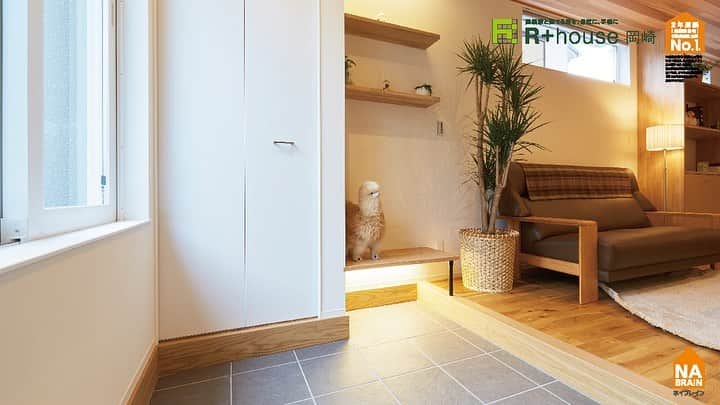 株式会社ネイブレインさんのインスタグラム写真 - (株式会社ネイブレインInstagram)「R+house 岡崎 アトリエ建築家と建てる家 ・ 「二世帯住宅 チョコレートブラウンをアクセント 落ち着いたLDK」 ・ ・ ・ #家づくりアイデア #アールプラスハウス岡崎 #アイアン手すり #グレーのおうち #木のおうち #おしゃれなおうち #リビングインテリア #木目 #チョコレートブラウン #二世帯住宅 #2世帯住宅 ・ ・ ✏️土日祝日はモデルハウスオープン！ ふらっとお気軽にお立ち寄りください🙆‍♀️ モデルハウス:セダイエシエロ 住所:岡崎市東大友町63-1 日時:土日祝日10時〜18時 駐車場:敷地内にあります 備考:平日をご希望の方はご連絡ください 備考:新型コロナウイルス対策しています - - - - - - - - - - - - - - - - - - - - - - - - -﻿ \\ 🏠づくり初心者さんへ🔰イベント //﻿ ┗（ @nabrain ）トップのURL 　イベント情報から予約！﻿ ┗#オンラインセミナー 開催しています📱🖥 - - - - - - - - - - - - - - - - - - - - - - - - - ﻿ ﻿・ #ネイブレイン#nabrain#愛知#岡崎#注文住宅#工務店#マイホーム記録 マイホーム#マイホーム計画#マイホームアカウント#家づくり#家づくりポイント#家づくり初心者#家づくりはじめました#家づくり記録#おしゃれな家に住みたい#おしゃれな暮らし#暮らしの提案#スキマの少ない家 ・ 本写真画像は全国各地のR+houseネットワーク加盟工務店が施工した物件を撮影したものを同ネットワーク全体の広告宣伝のために使用しているものであり、当該物件が特定の工務店等の施工物件であることを 保証するものではありません。」7月6日 15時41分 - nabrain
