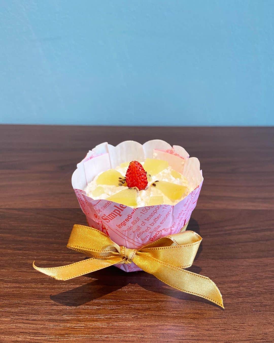 のインスタグラム：「姉にラテさんのお誕生日ケーキ🍰を発注したら、まずは試作を作ってくれました。 砂糖やバターを使わないヘルシーな犬用ケーキです🧁🐶 ラテさん、さっそくお味見。 美味しく頂きました😋」