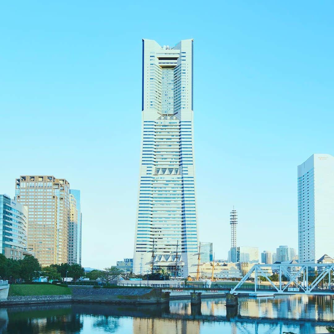 横浜ロイヤルパークホテルのインスタグラム：「遠出は難しいけど、おうち時間では体験できない非日常感が味わえますように。  神奈川県在住・神奈川県にお勤めの方限定の素泊まりプランをご用意しております。  自分へのご褒美や、リフレッシュにいかがでしょうか☺️  #横浜ロイヤルパークホテル #yokohamaroyalparkhotel #横浜 #yokohama #ホテル #hotel #ホテルステイ #hotelstay #ステイケーション #神奈川県 #地元 #マイクロツーリズム神奈川 #thepreferredlife #royalparkhoteljp」