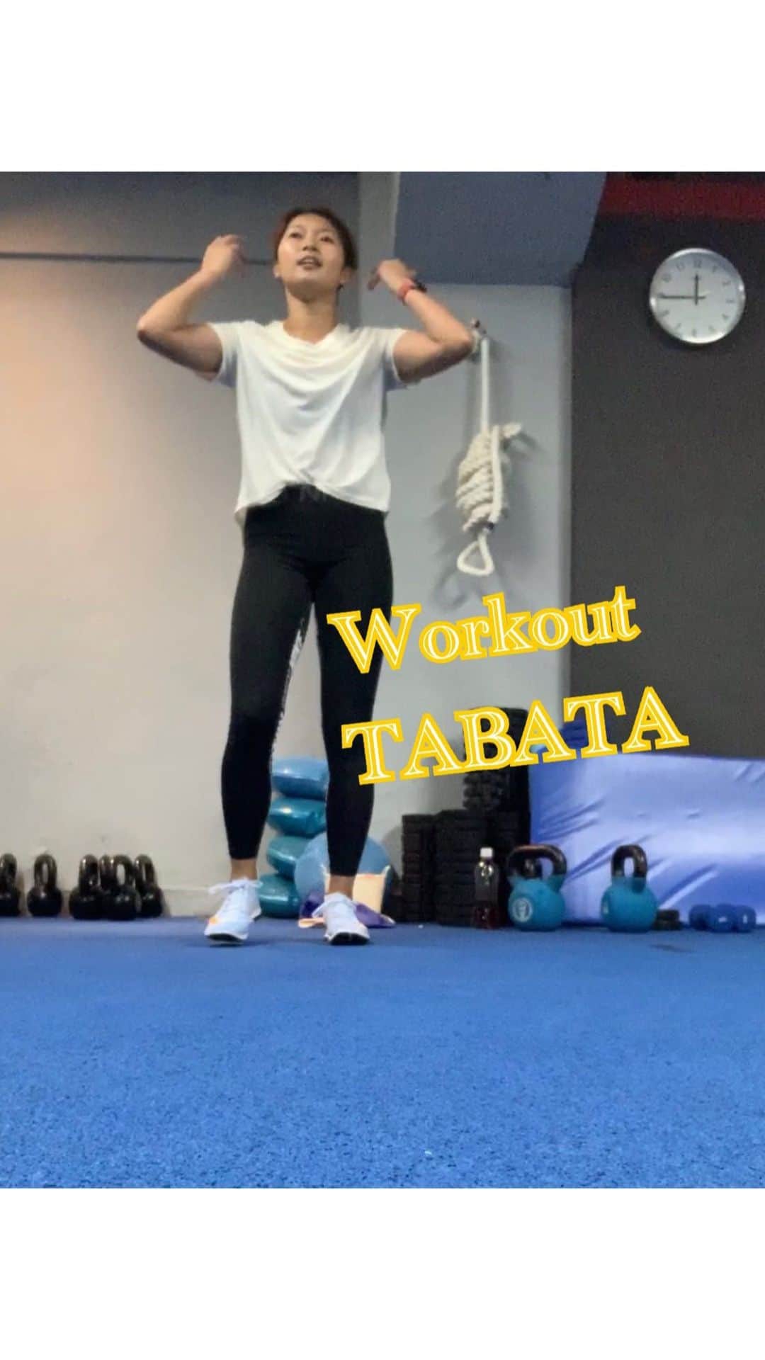 のインスタグラム：「. 時間のない時もあっという間に 心拍数を上げて追い込めるトレーニング。 うーーーキツかった🙈 star jump 20s 10s rest Mt.climber 20s 10s rest ×4set みなさんもぜひやってみて☺️」