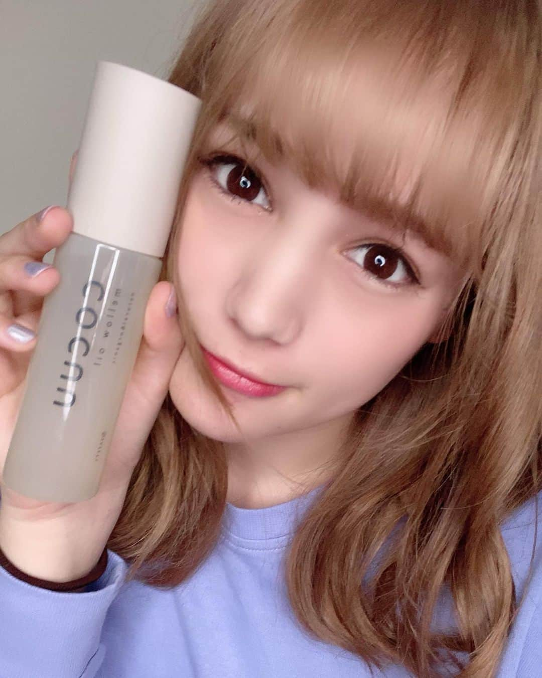 リロイここのインスタグラム：「. 最近おきにのヘアオイル🥺❣️ . ブリーチで傷んだ髪もシャンプー＋トリートメント＋このオイルで天使の輪っかができるの👼🥰 肌とネイルオイルとかにも使えてめっちゃ便利です❤️🙌 私は髪に塗った後にそのままネイルにぬりぬりぬりしてます(❁´ω`❁) いい匂いだし、オーガニックだしオススメです(*Ü*)💜  #COCUU #コキュウ #セフテ #ヘアオイル #ネイルオイル #天使の輪 #オーガニック」