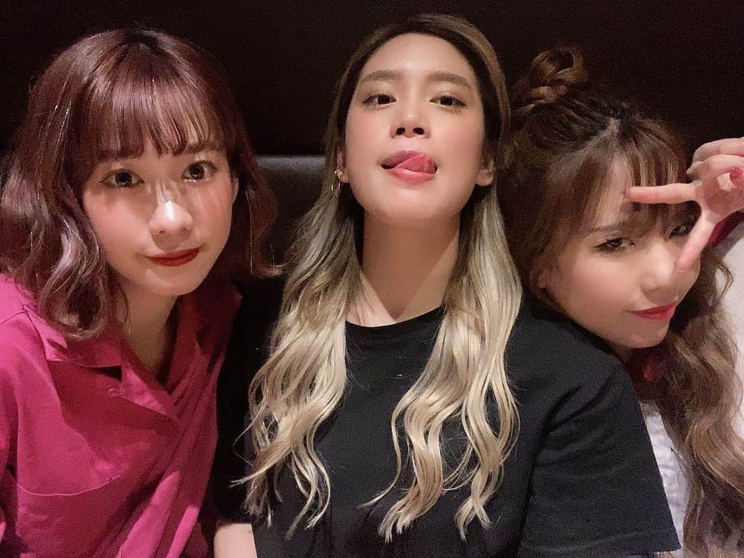 acaneのインスタグラム：「・ ダンサー2人と久しぶりに🤤🍚 もう積もる話しが止まらんかった。笑 ・ しほちゃろオーディションがんばれ🥺！ ほんとは、めっちゃ頑張ってるけん頑張れとかいいたくないけど、まじで夢を追いかけててステキや😭❤️ えりかも毎週のようにスタジオ入ってダンスしてて 次の企画動画には先生として出てもらってます❤︎ ・ もうほんっっっっとにだいすきなふたり。 2人ともチェックしてねええええん🔥」