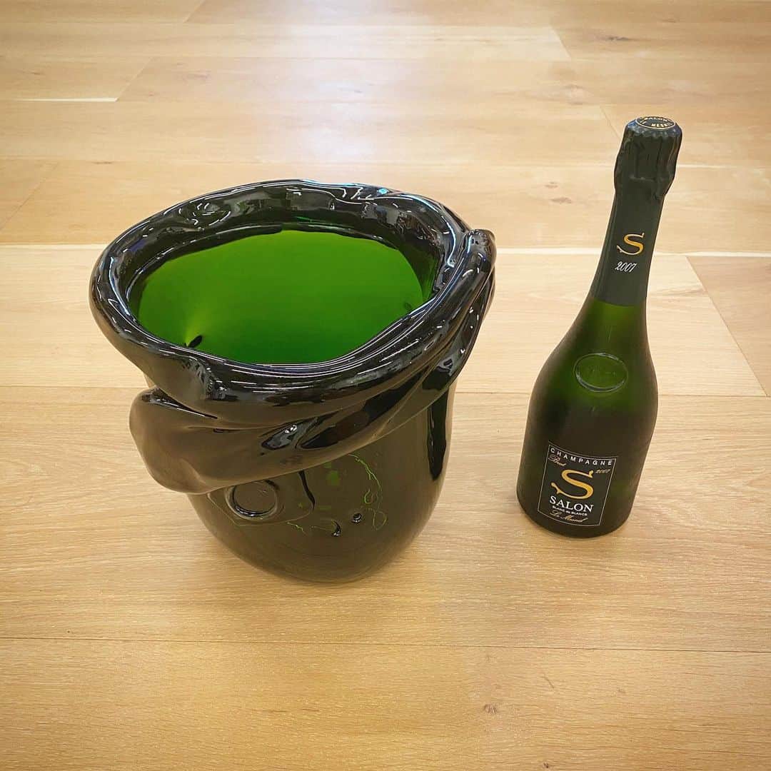 光本勇介のインスタグラム：「シャンパン『サロン』を溶かしてシャンパンクーラーを作った方から、余分に作ったものを譲っていただいた！お皿はプレゼントしていただいてしまった、嬉しい！🍾」