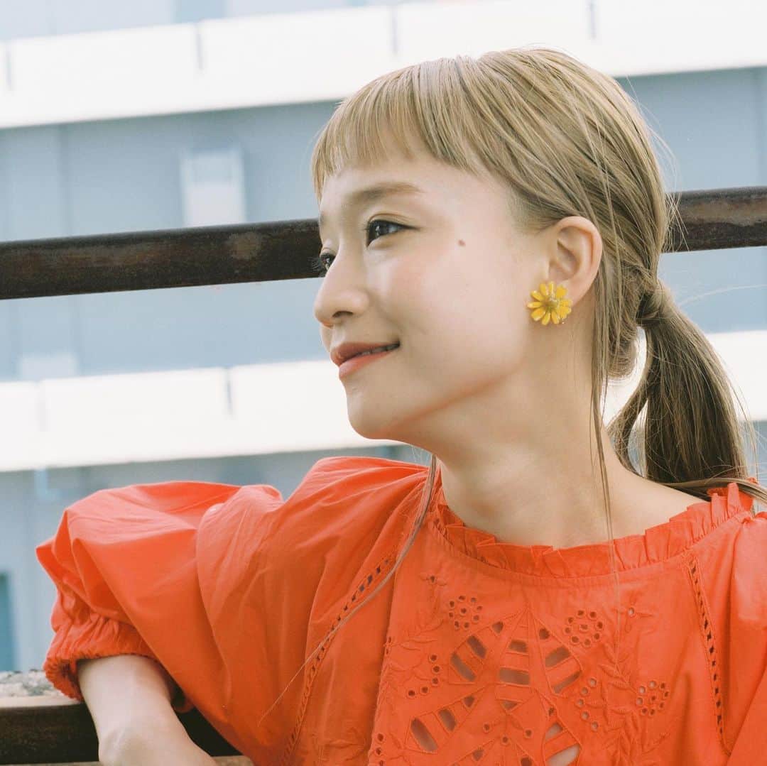 waco⭐️CHACOのインスタグラム：「新作本物のお花を使ったシリーズ🌼 イエローボタン  小さめサイズのイエローのお花がとっても可愛いピアス&イヤリングです。 とっても軽くてこれからの季節にぴったりカラーです。」