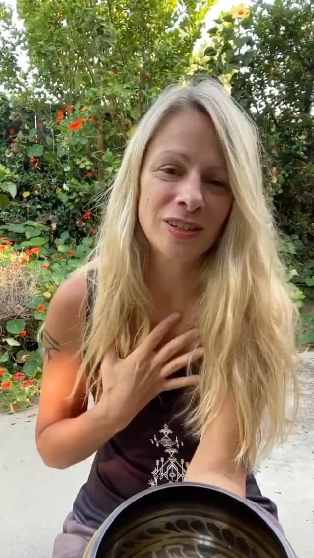 ミーナ・スヴァーリのインスタグラム：「My beautiful friend @americanwitch13 posted this magical gift, and I wanted to pass it along over to you, in order to send you love and light with healing vibes. ✨💋」