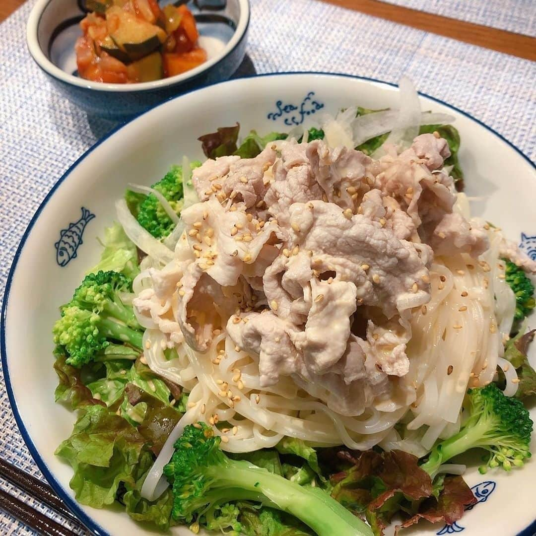 サンプル百貨店のインスタグラム：「国産米粉を使用したグルテンフリーうどん😋 ゆで時間たったの3分で超お手軽に調理できる👍 ✨お米のうどん こまち麺✨ ・ サンプル百貨店公式Instagramアカウントでは  #サンプル百貨店 や @3ple_dept を投稿文に つけてくれたみなさまの投稿を リポストしてご紹介しております* ・ ---------------------------- @axcxox99 さん  サンプル百貨店をご愛用頂き ありがとうございます♡ ----------------------------- ・ #サンプル百貨店 #ちょっプル #お得 #お得生活 #お得情報 #家計簿 #貯金 #節約 #ポイ活 #おうち時間 #おうち #グルテンフリー #こまち麺 #時短料理 ・ ・・・・・・・・・・・・・・・・・・ ・ 今日のばんごはーん 冷しゃぶサラダうどん ラタトゥイユ でした▲ 今日のうどんは、小麦粉ではなく 米粉100%の#こまち麺 でサラダうどんにしました🤍 ちゅるちゅるでもちもちで食べやすくて最高🙆🏻‍♀️✨ #サンプル百貨店 ってゆーサイトでお試し購入したよ〜🙂 ラタトゥイユはちゃんと味がしみてて美味しくできました👩🏻‍🍳💛 . さ、実写版ジャングルブック観よ～ぅ😘 . #冷しゃぶサラダうどん #サラダうどん #冷しゃぶ #冷しゃぶサラダ #ラタトゥイユ  #作って食べてありがとう #今日のごはん#私のおいしい写真 #フーディーテーブル #フーディストの春 #幸せの食卓部 #豊かな食卓」