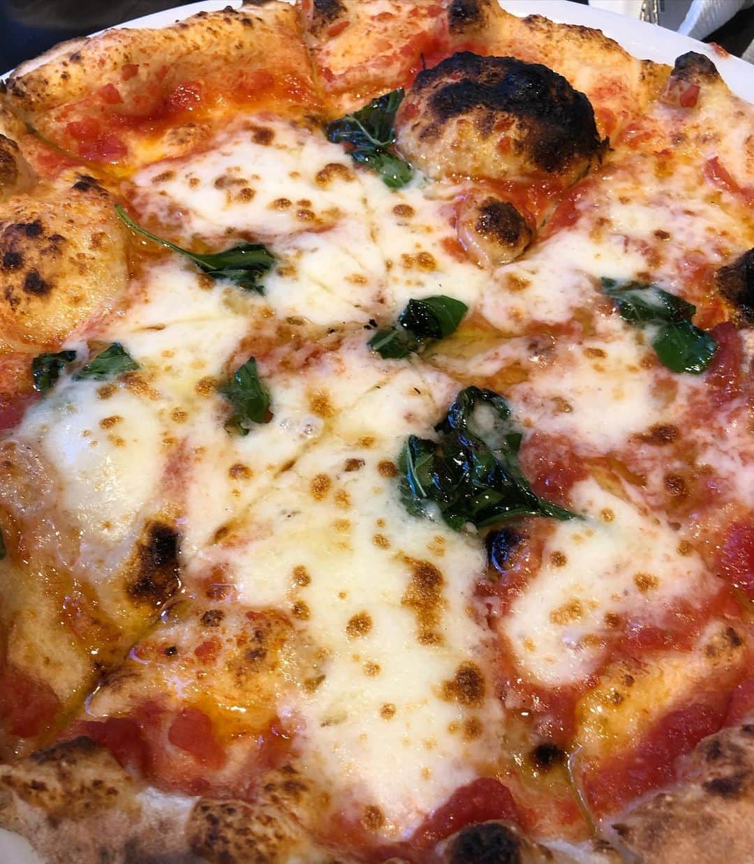 甘糟記子さんのインスタグラム写真 - (甘糟記子Instagram)「先週の一コマ(o^^o)  西五反田にあるピッツェリア　ブルーノ！！  私の中ではここのピザがNo.1！！  昼はピザしかないんですが、夜には色んなメニューがあって、しかも全部美味しい！！  なんか本当にイタリアのピザ屋さんに行った気分になれます( ^ω^ )  我が家はパパがピザあんまり好きじゃないと言うので、家族で行ったことは無かったのですが、初めて行ったパパも大絶賛！！  旅行に行けなかったから、食べ物で気分だけ味わっておかないとね(≧∀≦)  #西五反田#ピザ屋#ピッツェリアブルーノ #1番好きなピザ屋#端まで食べられる」7月6日 16時06分 - norihey924