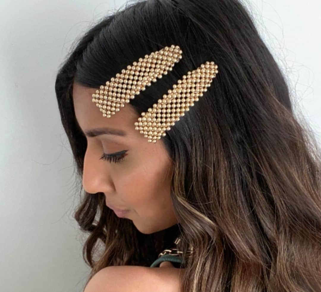 アクセサライズのインスタグラム：「''Oh this look, I just threw it together" - us at our Monday morning Zoom meeting.  📷: @henna.randhawa  Tap to shop or head to the link in our bio #Accessorize #Accessorizer」
