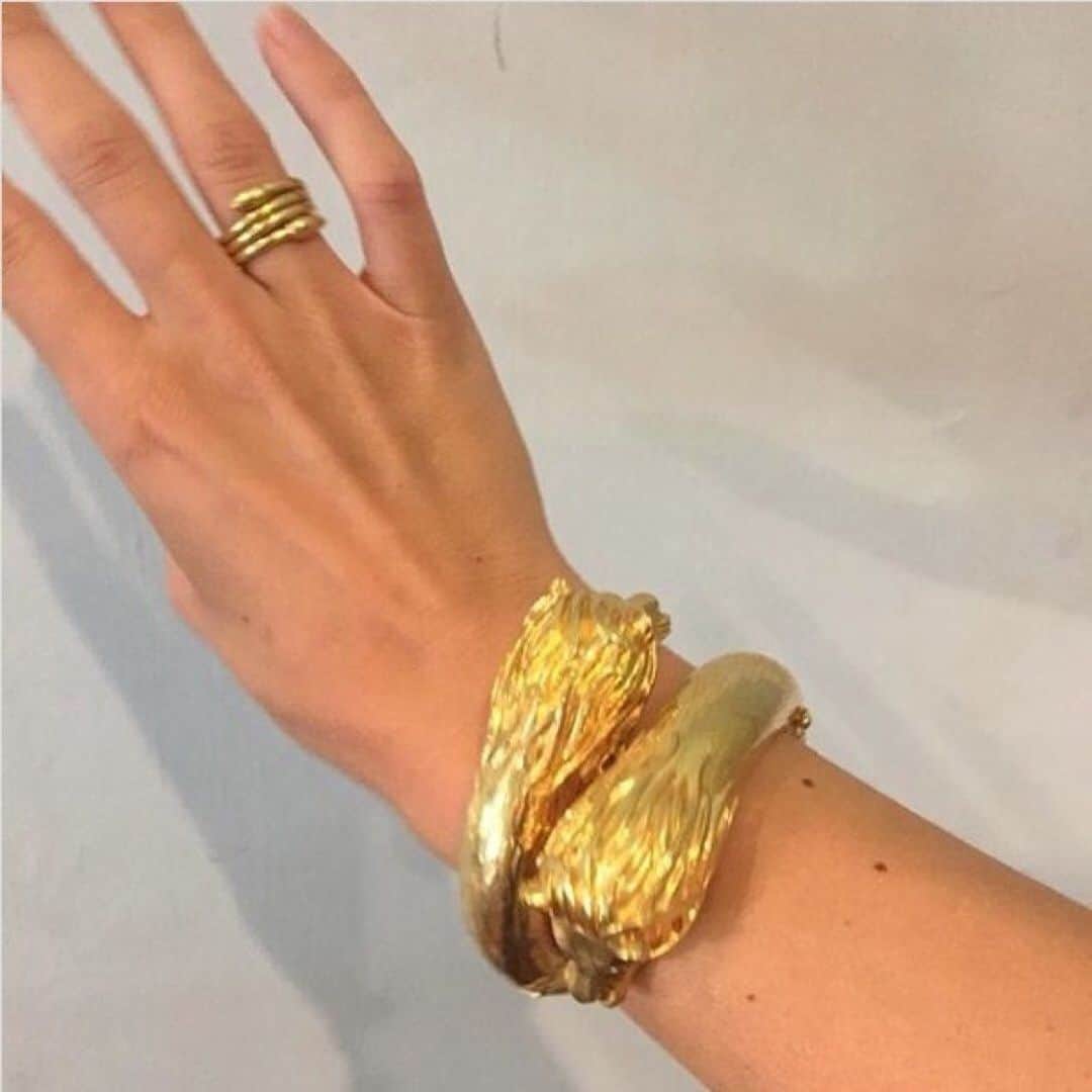 ベックスロックスのインスタグラム：「#Masterpiece  ⠀⠀⠀⠀⠀⠀⠀⠀⠀ “When a collector puts on her piece for the very first time, she sees the manifestation of creative ideas realised in gold and gems. This is the end result of the collaboration shared between artisan, designer and collector. They know that this piece is unique, symbolic, authentic and truly One-Of-A-Kind.”  ⠀⠀⠀⠀⠀⠀⠀⠀⠀ #RG @turquoisemountainmyanmar This is a master piece that took us few months to create. 18carat gold, peridot eyes.  A @bexroxstudio design with thanks to the very skillful Win TIn Aung that the unique piece was created.  ⠀⠀⠀⠀⠀⠀⠀⠀⠀ For more info on bespoke designs contact thestudio@bexrox.com or DM us.  ⠀⠀⠀⠀⠀⠀⠀⠀⠀ #bespokejewellery #sustainableluxury #artisanmade #ethicaljewellery #peridot #wearableart #finejewellery #hearherroar #lion #lionbracelet #handmade #jewellery #turquoisemountainmyanmar」