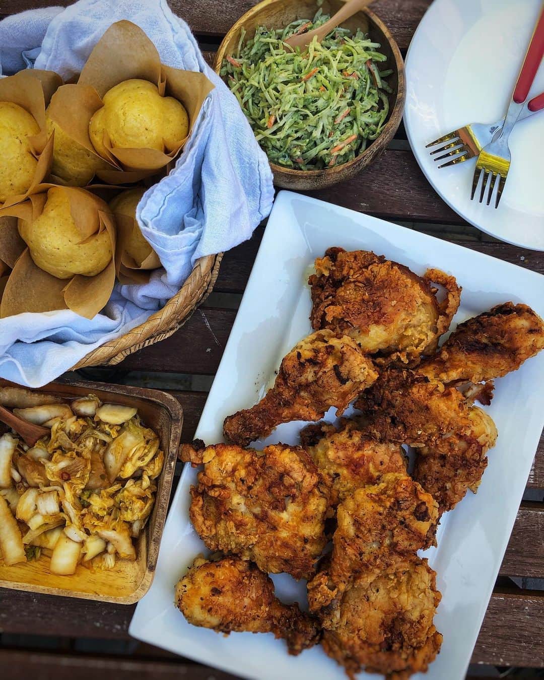 Antonietteのインスタグラム：「It was hot this weekend but why I decided to fry chicken instead of grill is beyond me! But I’ve been wanting to make @immaculatebites buttermilk chicken for some time now. The buttermilk soak in hot sauce, creole seasoning and garlic tenderizes the chicken and yields a succulent and crunchy bird. Threw in some freshly baked corn bread muffins, broccoli slaw and Japanese pickled napa cabbage for good measure. Hope you all had a great weekend! ☀️」