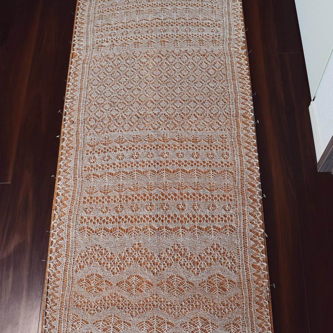 長久保智子さんのインスタグラム写真 - (長久保智子Instagram)「Drying 〜✨ I wanna knit to “long size “. My spinning and make pattern and knitting 💙 * 乾燥中〜もうすぐ完成です。 初めて買った原毛ちゃんもこれでおしまい。 2018 Shetland lace 2  自分で紡いでデザイン考えて編んだおっきめ第一弾！長い〜のを編みたかったのです。 次はもっと細いのでもっとおっきいのにしてみようかな…  #shetlandlace #shetlandlaceknitting #shetlandwoolweek #shetlandwool #shetlandsheep #shetlandknitting #shetlandlove #laceknitting #knittinglace #spinningyarn #shawlknittingaddict #shawlknitting #ashfordespinner #シェットランドヤーン #シェットランドウールのショール #シェットランドレース #編み物のある暮らし」7月6日 16時19分 - satoko.tricot_the
