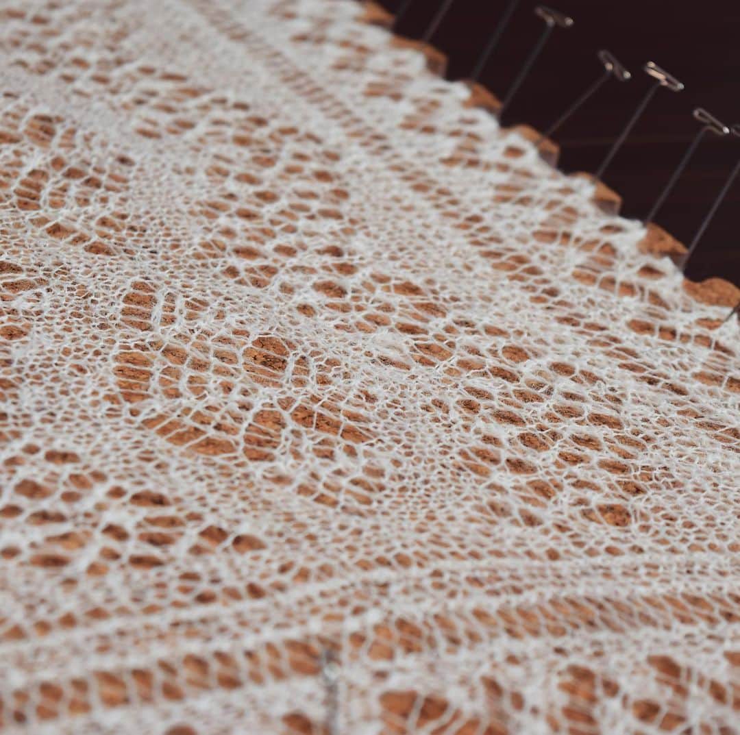 長久保智子さんのインスタグラム写真 - (長久保智子Instagram)「Drying 〜✨ I wanna knit to “long size “. My spinning and make pattern and knitting 💙 * 乾燥中〜もうすぐ完成です。 初めて買った原毛ちゃんもこれでおしまい。 2018 Shetland lace 2  自分で紡いでデザイン考えて編んだおっきめ第一弾！長い〜のを編みたかったのです。 次はもっと細いのでもっとおっきいのにしてみようかな…  #shetlandlace #shetlandlaceknitting #shetlandwoolweek #shetlandwool #shetlandsheep #shetlandknitting #shetlandlove #laceknitting #knittinglace #spinningyarn #shawlknittingaddict #shawlknitting #ashfordespinner #シェットランドヤーン #シェットランドウールのショール #シェットランドレース #編み物のある暮らし」7月6日 16時19分 - satoko.tricot_the
