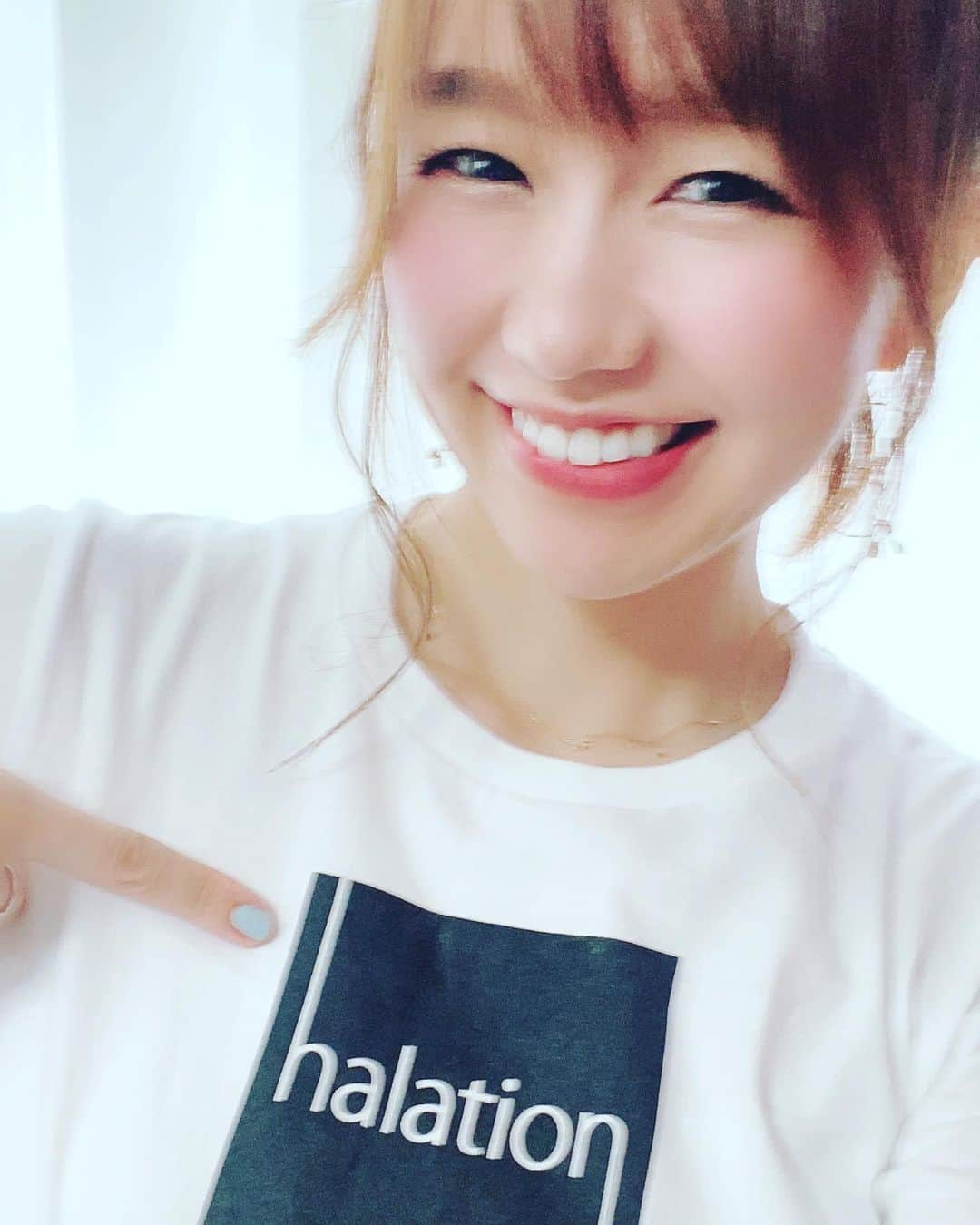 立石純子さんのインスタグラム写真 - (立石純子Instagram)「⠀ ⠀ 今日はオリジナルmy Tシャツ💭 ⠀ halationーーー♪ ⠀ ⠀ #白t #オリジナル #tシャツ #tシャツコーデ #ボトムス は #黒スカート #お気に入り #favorite #wear #カジュアルコーデ #カジュアル #楽チンコーデ #ジム #トレーニング #帰り道 #もう一踏ん張り #早起き すると #得した気分 #笑 #立石純子 #シンガーソングライター #はだのブランドアンバサダー #ピアノ #ootd #instalike #instagood #instadaily #like4lik #photooftheday」7月6日 16時30分 - junkokokotateishi