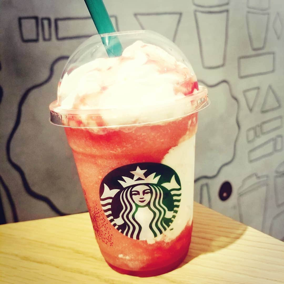 Yusukeさんのインスタグラム写真 - (YusukeInstagram)「﻿ うま！🍓﻿ ﻿ #ごろっといちごフラペチーノ﻿ #うまっ﻿ #スタバ﻿ #すたば新作﻿ #いちご ﻿ #いちごふらぺちーの ﻿ #時間つぶしにスタバ」7月6日 16時43分 - hero_yusuke