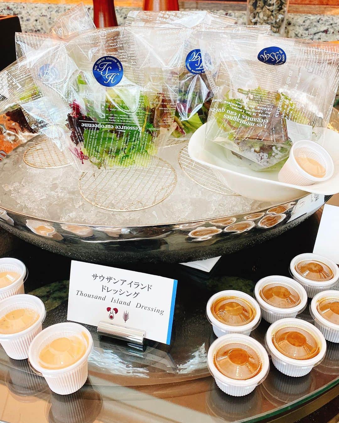 東京ステーションホテルTokyo Station Hotelさんのインスタグラム写真 - (東京ステーションホテルTokyo Station HotelInstagram)「7月から再開した ご宿泊の方限定の﻿朝食ブッフェ。﻿ 新メニューのフレッシュスムージーや﻿ フルーツがのった熱々フレトー、﻿ 出来たての卵料理や新鮮野菜など。﻿ その時の気分で自由に選べるのが﻿ ブッフェの醍醐味ですね！﻿ 詳しくは @tokyostationhotel のプロフィールHPへ ﻿ Our guests can enjoy a variety of morning buffet selections at our guest lounge “The Atrium”.﻿ Fresh smoothie, French toast, and Japanese porridge have debuted!﻿ ——————————————————-﻿ @tokyostationhotel #instagrammable #tokyotravel #tokyotrip #tokyostation #tokyostationhotel #marunouchi #smallluxuryhotels  #forbestravelguide #imperialpalace #ceremony #東京ステーションホテル #東京駅 #東京駅舎 #丸の内 #東京ホテル #ホテルステイ #国内旅行 #ステイケーション #ホテル朝食 #朝食ブッフェ #朝食バイキング #ホテルの朝ごはん」7月6日 16時44分 - tokyostationhotel