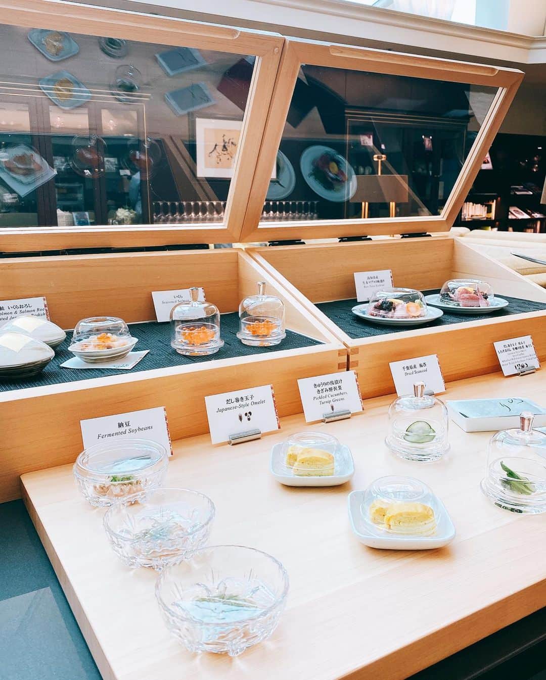 東京ステーションホテルTokyo Station Hotelさんのインスタグラム写真 - (東京ステーションホテルTokyo Station HotelInstagram)「7月から再開した ご宿泊の方限定の﻿朝食ブッフェ。﻿ 新メニューのフレッシュスムージーや﻿ フルーツがのった熱々フレトー、﻿ 出来たての卵料理や新鮮野菜など。﻿ その時の気分で自由に選べるのが﻿ ブッフェの醍醐味ですね！﻿ 詳しくは @tokyostationhotel のプロフィールHPへ ﻿ Our guests can enjoy a variety of morning buffet selections at our guest lounge “The Atrium”.﻿ Fresh smoothie, French toast, and Japanese porridge have debuted!﻿ ——————————————————-﻿ @tokyostationhotel #instagrammable #tokyotravel #tokyotrip #tokyostation #tokyostationhotel #marunouchi #smallluxuryhotels  #forbestravelguide #imperialpalace #ceremony #東京ステーションホテル #東京駅 #東京駅舎 #丸の内 #東京ホテル #ホテルステイ #国内旅行 #ステイケーション #ホテル朝食 #朝食ブッフェ #朝食バイキング #ホテルの朝ごはん」7月6日 16時44分 - tokyostationhotel