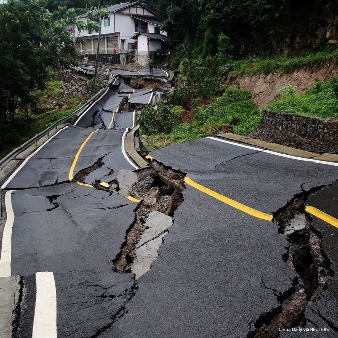 ABC Newsさんのインスタグラム写真 - (ABC NewsInstagram)「A road damaged by a landslide caused by heavy rain is seen in Chongqing's Qianjiang district, China. #landslide #china #crackedroad」7月6日 16時38分 - abcnews