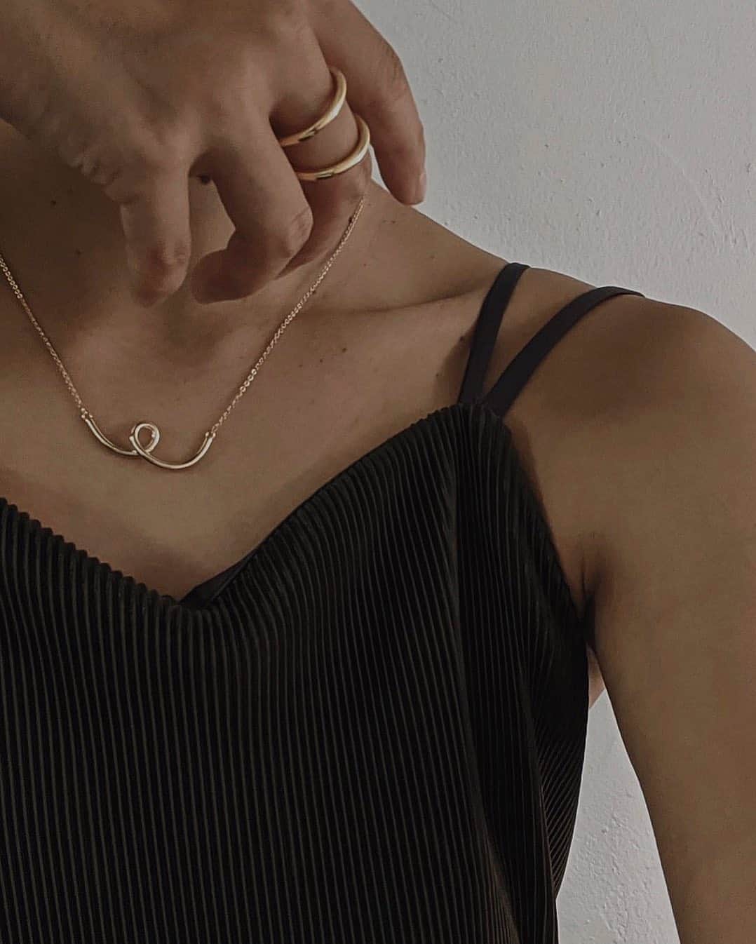 Icumi Oohamaさんのインスタグラム写真 - (Icumi OohamaInstagram)「Twinkle necklace﻿ Two line ring﻿ ﻿ @tres__collection  #tres #necklace #ring #gold #silver #fashion #select #japan #トレス」7月6日 16時42分 - icumi___