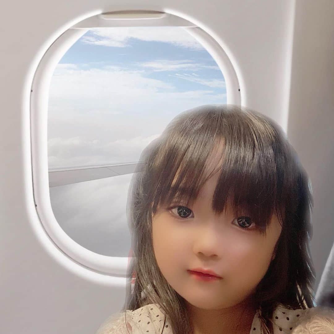 YUAさんのインスタグラム写真 - (YUAInstagram)「✈️✨ 最近私のスマホで勝手に写真を撮りまくるゆあ snowにこんなスタンプがあったらしく、保存されてました笑　ほんとに機内みたい あー飛行機乗ってどこか行きたいなあ😢 … … #yua #kidsmodel #japan #데일리그램 #일상 #패션스타그램 #얼스타그램 #육아스타그램 #오오티디 #뷰티스타그램」7月6日 16時53分 - yuagram89