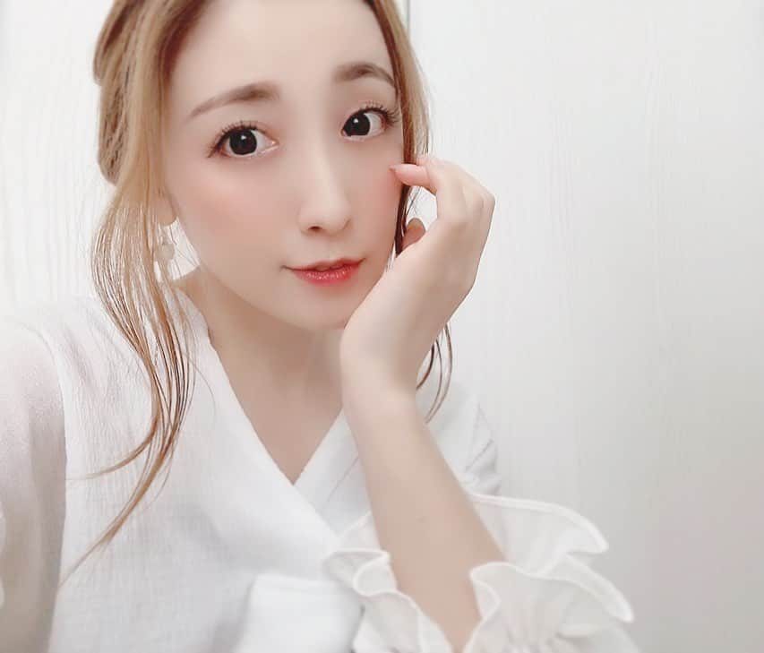 のインスタグラム：「. . ...𝐵𝑒𝑎𝑢𝑡𝑦 𝐶𝑎𝑟𝑒...🕊🤍🤍 . 久しぶりにフェイシャルエステ#hacchi ( @hacchi_nakameguro )さんへ! こちらのアンストレスというお肌に優しい乳酸菌 ピーリングのメニューが好きでリピートしています🌿 . 乾燥肌, 敏感肌etc... あらゆるお肌へ万能な リラクゼーション効果もあるトリートメント🤍 施術後は水分量もグッと上がったことを実感出来て ふっくらもちもち吸い付くお肌に感動…! . 100％天然素材のハーブピーリングのメニューも いずれこちらでトライしてみたいなと思ったりします:) . . . #beauty #美容 #美肌 #美肌ケア #beautifulskin #beautifulskincare #肌ケア #肌 #美容好き #美容好きな人と繋がりたい #美容好きさんと繋がりたい #美容好きと繋がりたい #ハッチ #中目黒」