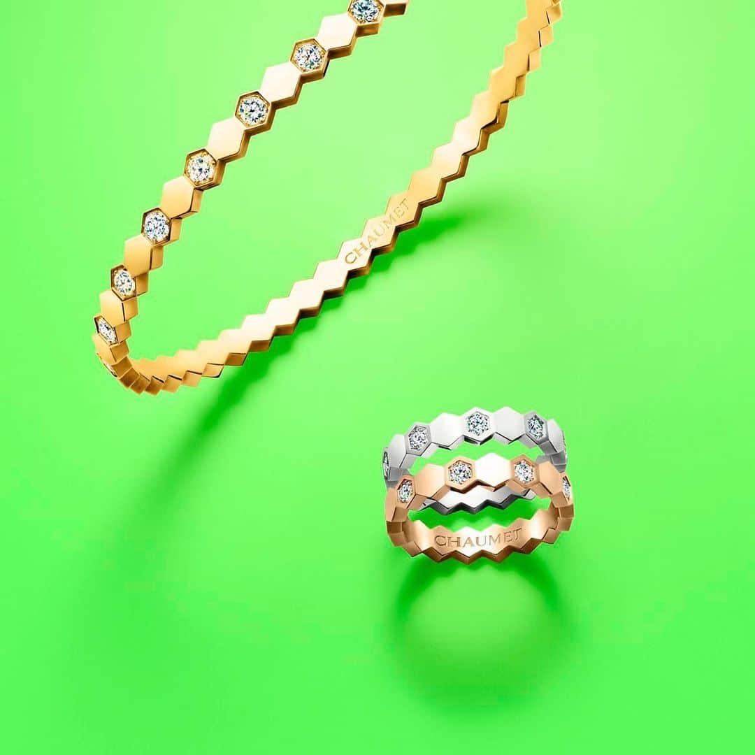 Chaumetさんのインスタグラム写真 - (ChaumetInstagram)「This summer, the radiant Bee My Love collection welcomes new graphic half-paved rose and white gold rings to stack with existing pieces of the same width. #Chaumet #BeeMyLove #StackingChaumet #GraceandCharacter」7月6日 16時50分 - chaumetofficial
