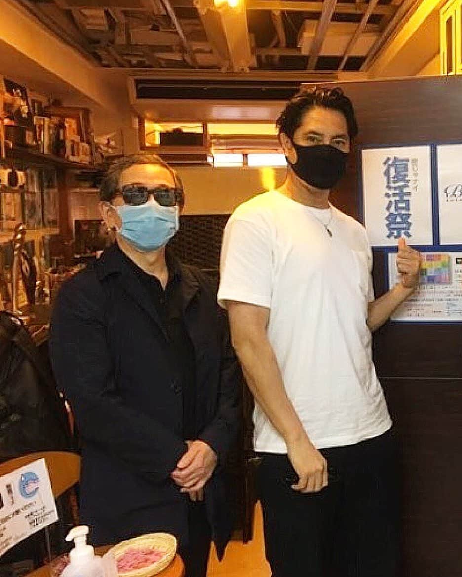 のインスタグラム：「シアターバッカス復活祭 主演させて頂きました「男」 4日.5日両日満席でした。 ありがとうございました！！ この大変な環境下でしたが出演映画を上映出来てお客さんに観てもらえる事が出来て本当に嬉しかったです。  しかし危機感はまだまだ持ちましょう！ マスク・手洗い・消毒を！  これからも頑張ります。  プロデューサーのニック・ウエムラさんと📸  #映画 #高円寺シアターバッカス #復活祭 #短編映画 #男 #movie #theatre #actor #gunaction」