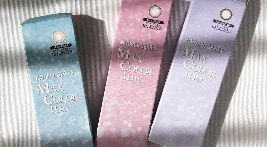 鈴木あやさんのインスタグラム写真 - (鈴木あやInstagram)「私がプロデュースしている【MAX  COLOR】は誕生してもう11年とかかな？👀✨﻿ 大好きなパッケージ👏🏻💕 ﻿ 世の中には沢山色んな種類のカラコンがあって、その中でもこうしてまだあるっていう事に感謝してもしきれません🙇‍♀️！﻿ ﻿ 決して爆売れしてるカラコンではないかなと思いますが、日々愛用してくださっている方には本当にありがとうございます！🙏🏻🧡﻿ ﻿ 小学生のとき7回ぐらいモー娘。のコンサートに行き大の辻ちゃんファンだった私としてはMAX COLORのルルピュアブラウンを辻ちゃんが愛用してくださってることがなによりの喜びです🥺💖﻿ ﻿ 小学生の私に教えてあげたい！笑﻿ ﻿ ﻿ #MAXCOLOR #カラコン #カラコンレポ #カラコンレビュー #カラコン通販」7月6日 16時55分 - techitechiaya