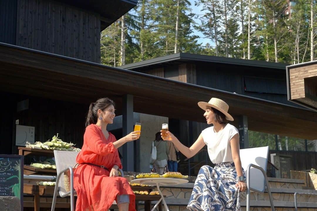 星野リゾートさんのインスタグラム写真 - (星野リゾートInstagram)「【夏の北海道でとうきびとビールを楽しむ】﻿ ﻿ Relish corn and beer during summer in Hokkaido﻿ ﻿ 「星野リゾート　トマム」は、2020年8月31日までの期間、cafe&bar「つきの」にて、「とうきビアガーデン」を実施しています。7種類のオリジナルフレーバーに仕上げたとうもろこしと、北海道を代表する10種類のビールを堪能できます。店舗の前に広がるオープンテラスでは、「3密」を回避し、北海道の夏の心地よい風を感じながら、とうきびとビールを味わえます。﻿ ﻿ #HoshinoResorts #星野リゾート #Tomamu #Risonare #リゾナーレ #RisonareTomamu #リゾナーレトマム #Tomamuthetower #トマムザタワー#Hokkaido #北海道 #トマム #北海道旅行 #JapaneseHotels #Ryokan #travelJapan #ig_Japan #JapanTravel﻿」7月6日 16時58分 - hoshinoresorts.official