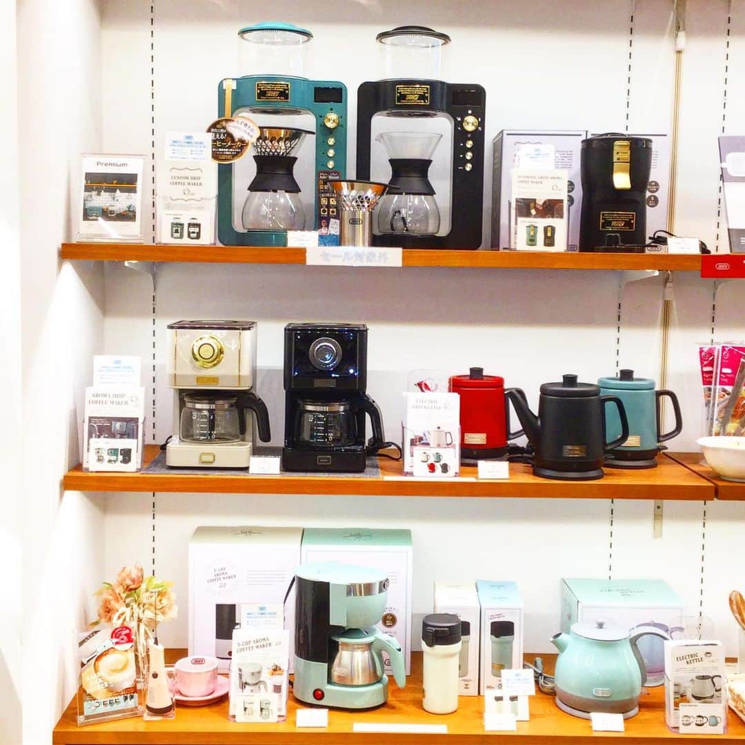 のインスタグラム：「. . . Toffy閉店SALE‼️ . 土曜日は入場制限、消毒のご協力などありがとうございました😊 . 本日はお店のオープンと共に雨が止み たくさんのお客様にご来店頂いています。 . 今までSALEにならなかった商品がお買い得になっておりますので、是非お早めにご来店ください☺️ . . SALE品以外にも、人気のToffy家電も引き続き販売しております‼️ 是非気になる物がありましたら実物を見にいらして下さい！ . スタッフ一同おまちしております。 . . #toffy #トフィー #toffy自由が丘 #自由が丘 #東横線 #雑貨のお店 #雑貨屋 #雑貨店 #家電 #閉店セール #閉店 #閉店SALE #SALE #お洒落家電 #おしゃれ家電」