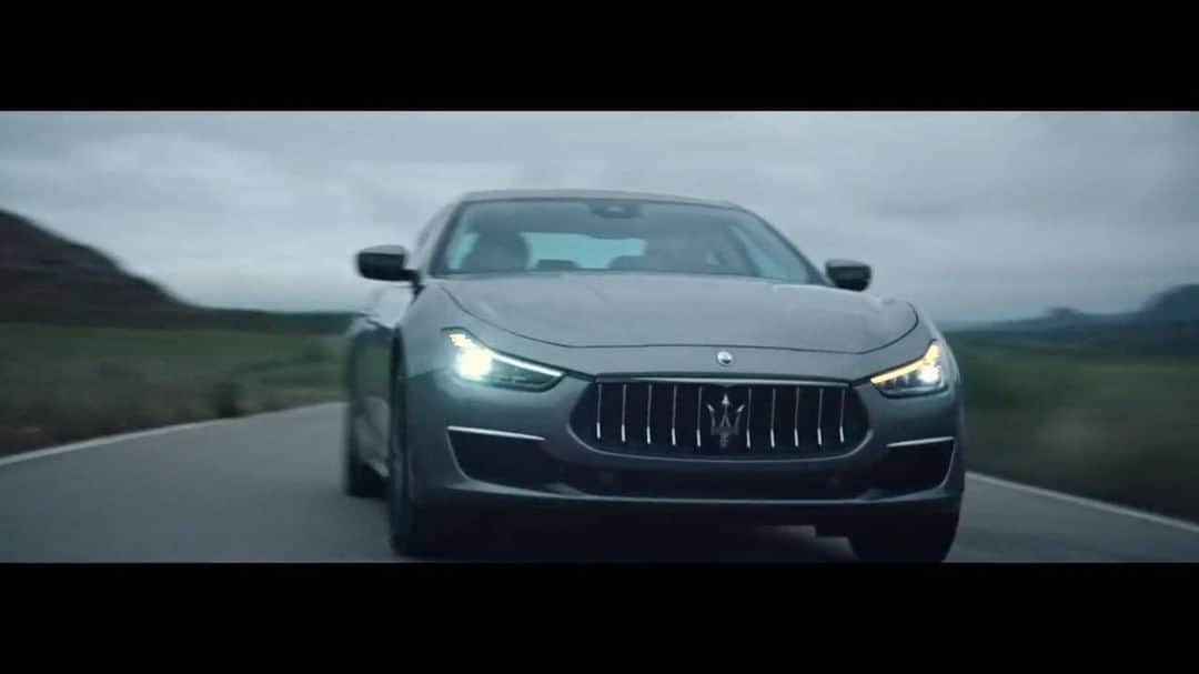 Maserati Japan | マセラティ ジャパンのインスタグラム：「羨望の眼差しを独占する究極のエレガンス。 レースの伝統を受け継いだ、V6エンジンの圧倒的パフォーマンス。 パワフルなスポーツカーにして、極上のラグジュアリーセダン。 その名は、マセラティ ギブリ。  #Maserati #マセラティ #MaseratiJapan #マセラティジャパン #Ghibli #ギブリ」