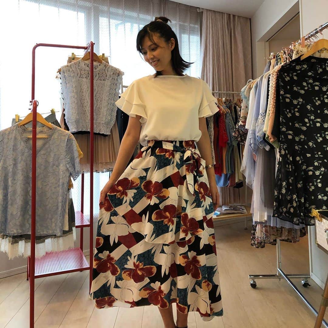 渋谷飛鳥さんのインスタグラム写真 - (渋谷飛鳥Instagram)「👚 プレスルームに遊びに行かせていただきました😚  スカートかわいいー！🤣🤣  @two_y1230  #柄スカート #スカート #デート服　に #オススメ #久しぶりにちゃんとした服着た #いつもはジャージ #時計の位置高すぎるやろ」7月6日 17時10分 - shibuya_asuka_official