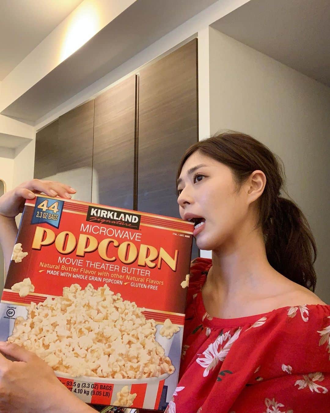 わちみなみのインスタグラム：「映画やドラマ🎦﻿ ﻿ 最近は。。﻿ Netflixを家で👁﻿ そろそろ映画館いこうかな？！﻿ ポップコーン食べたいしん🍿﻿ ﻿ 愛の不時着、梨泰院クラス、﻿ サイコだけど大丈夫、ミッションボディーガード、七番房の奇跡、わたしの頭の中の消しゴム、、﻿ ﻿ 韓国映画、ドラマにどハマりです。。﻿ 情熱的で激しくて、優しい﻿ ﻿ ソンイェジンさんが泣きながら喋るの﻿ みてるだけでツーンとくる😢﻿ ﻿ パクチャヌク監督の作品次はみようかな🧏🏼‍♀️﻿ ﻿ #引きこもり﻿ 朝起きてテレビ無くなったらどうしよう﻿ #映画　#わち映画　#梨泰院クラス　#愛の不時着 #サイコだけど大丈夫　#ミッションボディーガード #七番房の奇跡　#わたしの頭の中の消しゴム」