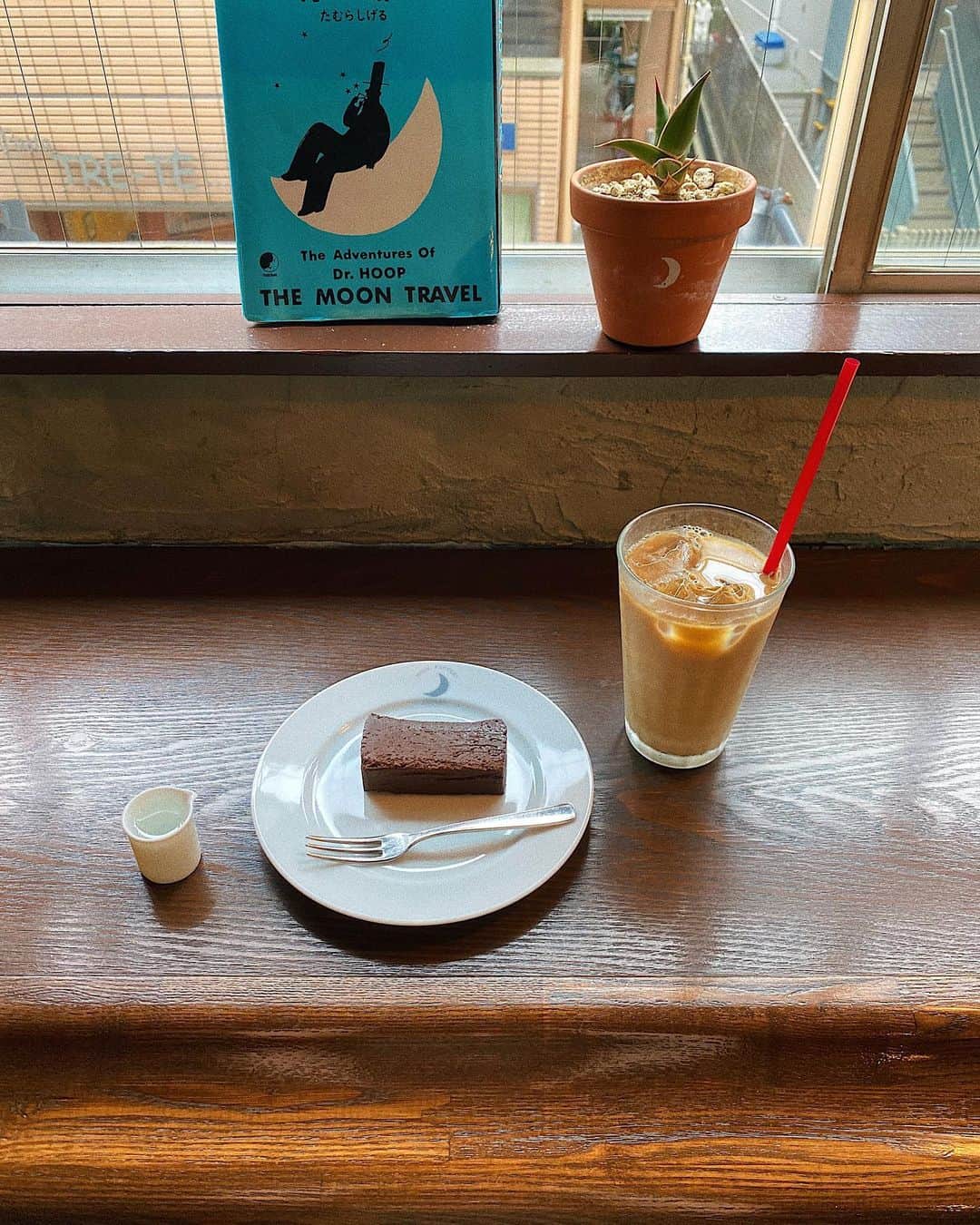 磯俣愛さんのインスタグラム写真 - (磯俣愛Instagram)「🚩moon factory coffee  🚃三軒茶屋 コーヒーも(私はカフェオレ笑)ケーキも 美味しすぎたしほんとに店内も素敵でしーんとしてて もうすごいいい素敵もう最高☕️ぷ . . . . . . . #コーヒー#喫茶店#カフェ好き #moonfactorycoffee #三軒茶屋カフェ#三軒茶屋グルメ  #三茶#コーヒーのある暮らし  #coffee#カフェ巡り#渋谷カフェ #三茶カフェ#喫茶店巡#コーヒー巡り」7月6日 17時05分 - ai_isomata